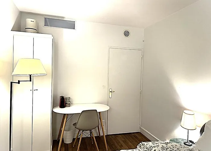 A Cozy Parisian Close To Eiffel Tower *