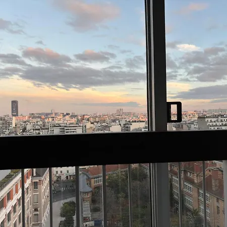 A Cozy Parisian Close To Eiffel Tower