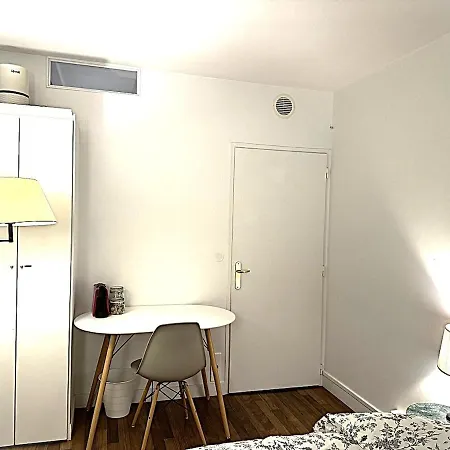A Cozy Parisian Close To Eiffel Tower *